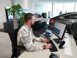 ICT man achter computer aan het werk