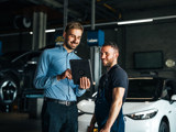 Service manager en monteur in gesprek