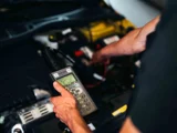 Mulder Meter Bij Motorkap