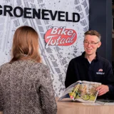 Gesprek verkoper en klant Groeneveld fietsen