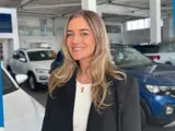 vrouw in showroom