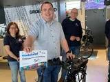 Teamleider Matthijs met waardebon van Groeneveld fietsen