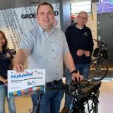Teamleider Matthijs met waardebon van Groeneveld fietsen