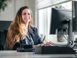 Administratie PSB vrouw lachend achter computer