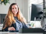 Marketing vrouw kantoor achter computer