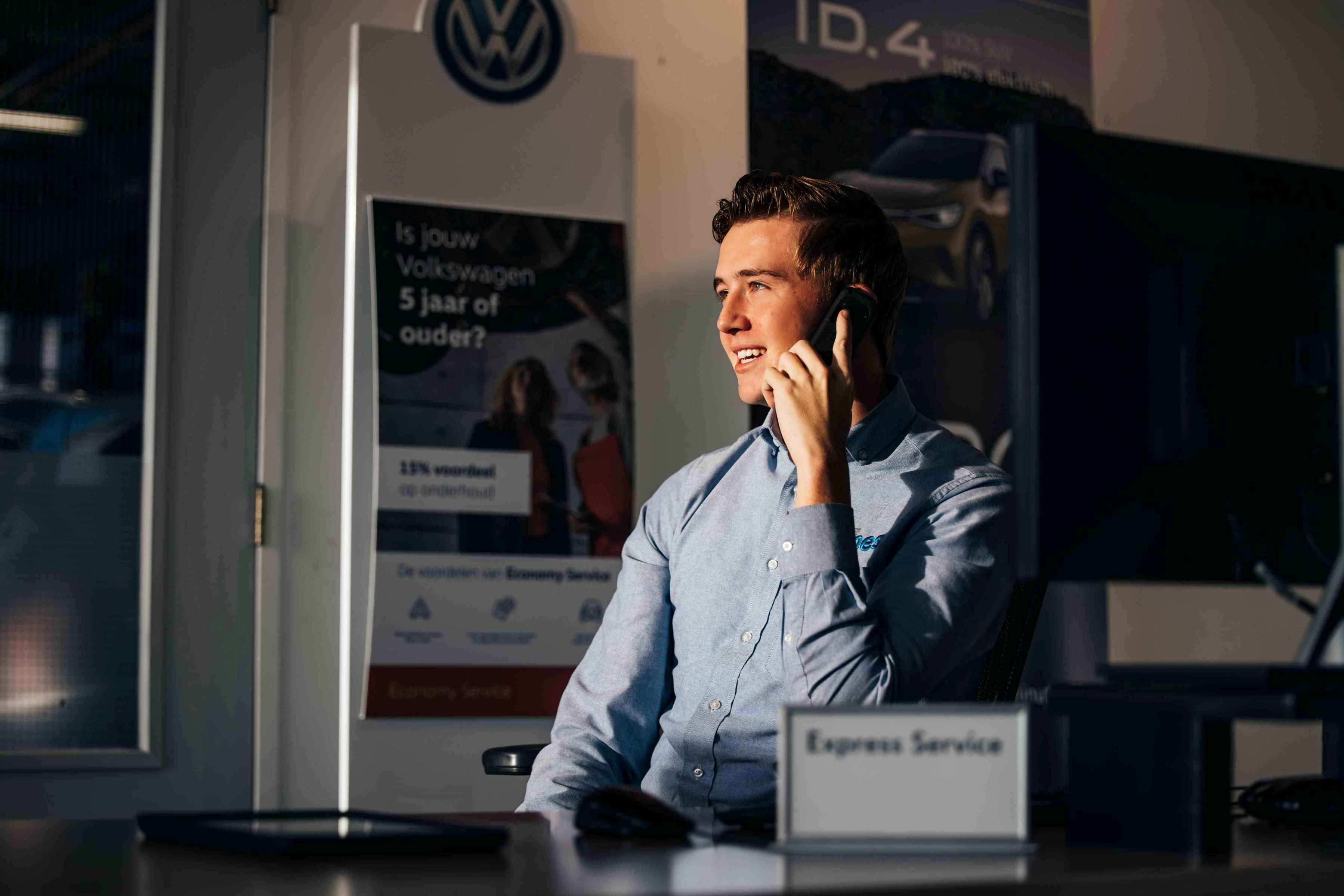 Ames Service Adviseur aan de telefoon