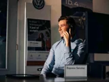 Ames Service Adviseur aan de telefoon