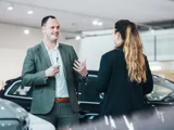Verkoper Volvo Svenscar aan het praten man en vrouw
