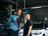 Ames monteur en service manager in gesprek