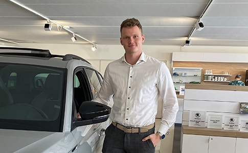 Autoverkoper in showroom