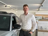 Autoverkoper in showroom