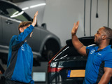 Leerling en monteur geven high five