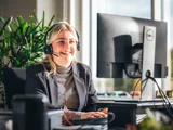 Online Sales vrouw achter computer met headset op