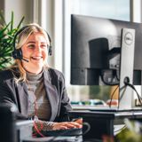 Online Sales vrouw achter computer met headset op
