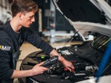 Van Mill Monteur Bij Motorkap