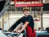 Audi Monteur bij motorkap lachend