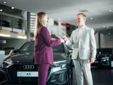 Service adviseur met klant sleuteloverdracht in Ames showroom