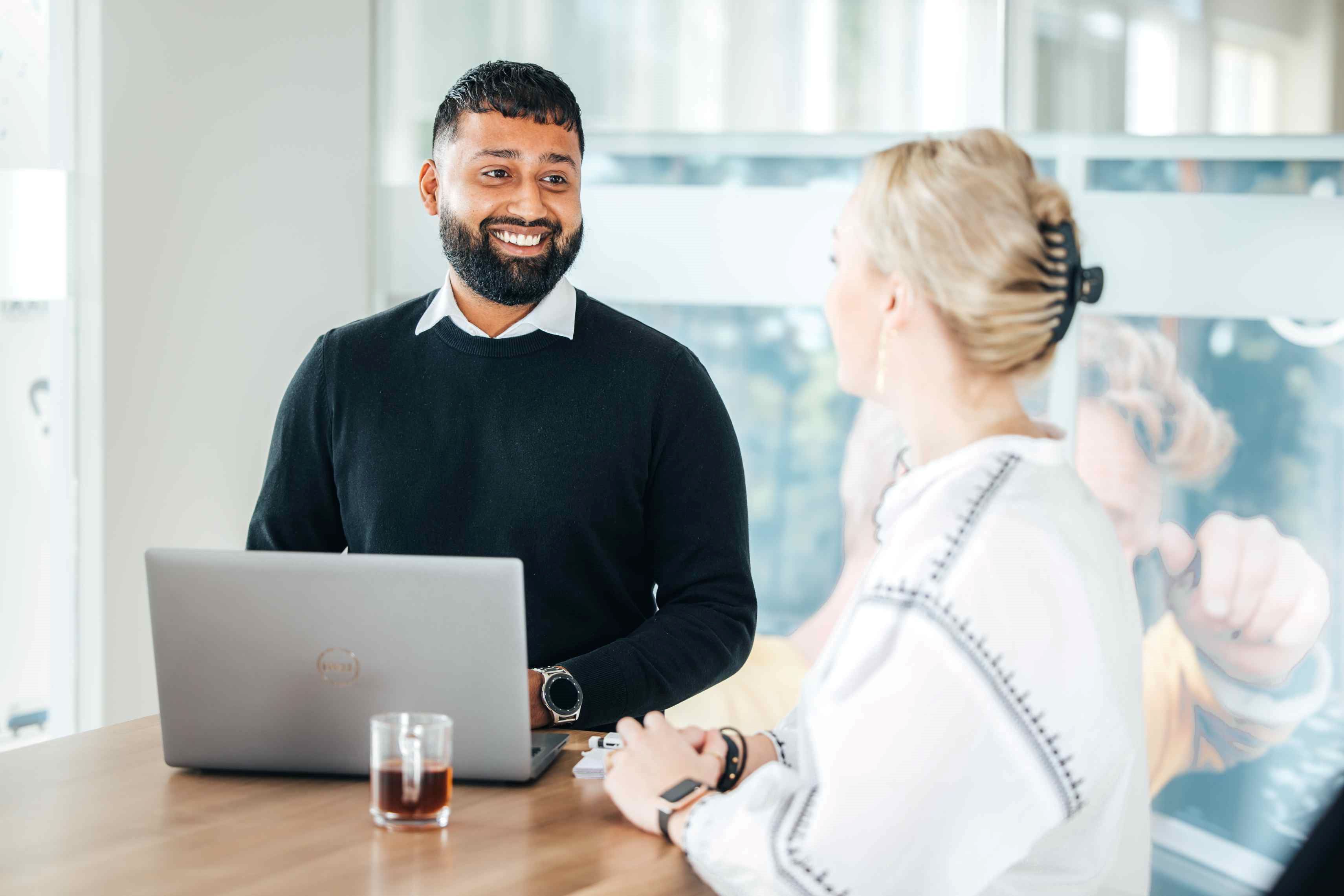 Commercieel overleg man en vrouw
