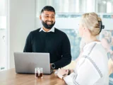 Commercieel overleg man en vrouw