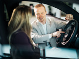 Audi service adviseur dingen aan het laten zien bij het interieur van een audi