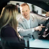 Audi service adviseur dingen aan het laten zien bij het interieur van een audi