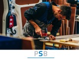 Montage specialist PSB aan het werk met PSB logo aan de onderkant