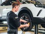 Leerling Monteur Opel bezig met banden