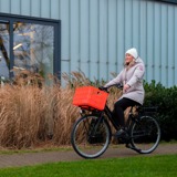 Dame fietsend op stadsfiets van Groeneveld