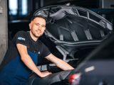 Ames monteur bij motorkap bezig
