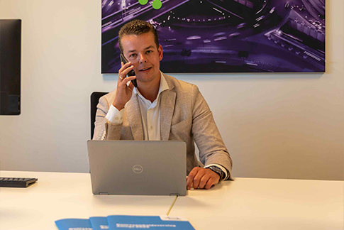 Commercieel Binnendienst man aan de telefoon