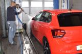 Autowasser rode auto aan het schoonmaken