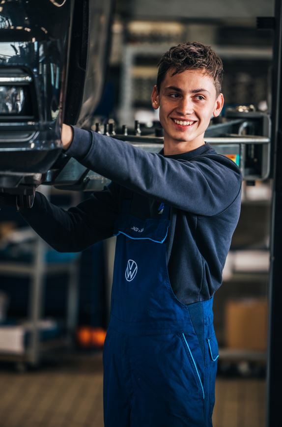 Ames monteur lachend aan het werk