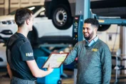 Opel van Mill Service Adviseur twee mannen sprekend documenten in handen