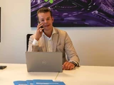 Jaap versteeg aan de telefoon