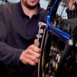 Fietsenmaker bezig met reparatie van een fiets
