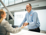 Ames service manager en klant sleuteloverdracht